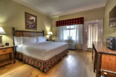 king bedroom at The Appy Lodge