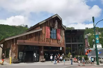 sugarland distilling co in downtown gatlinburg